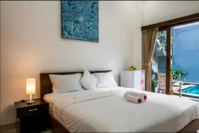 Canggu Ocean House/Pink. By walk to the beach!
